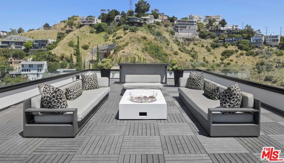 1622 Viewmont Dr Los Angeles, CA 90069