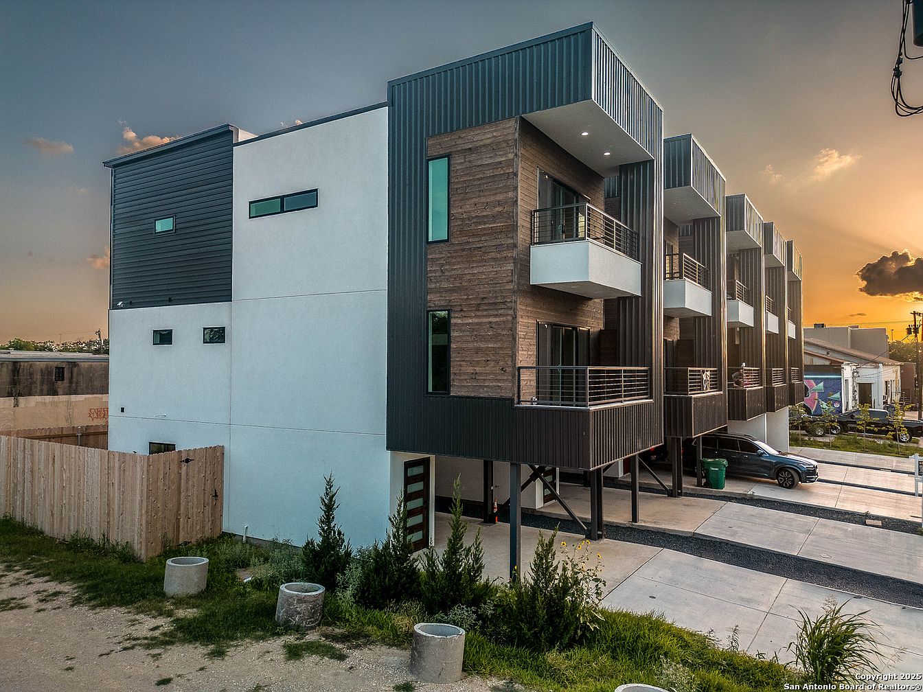 142 E Lachapelle
