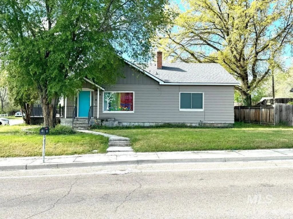 710, E Linden St