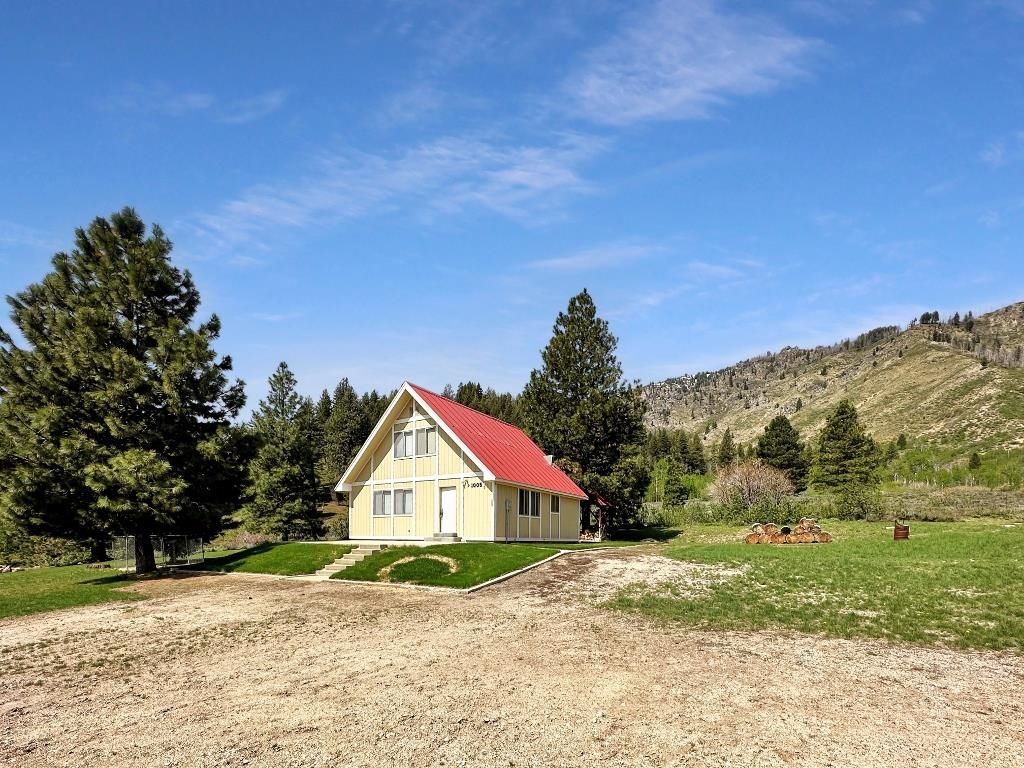 1005 N Pine-Featherville Rd