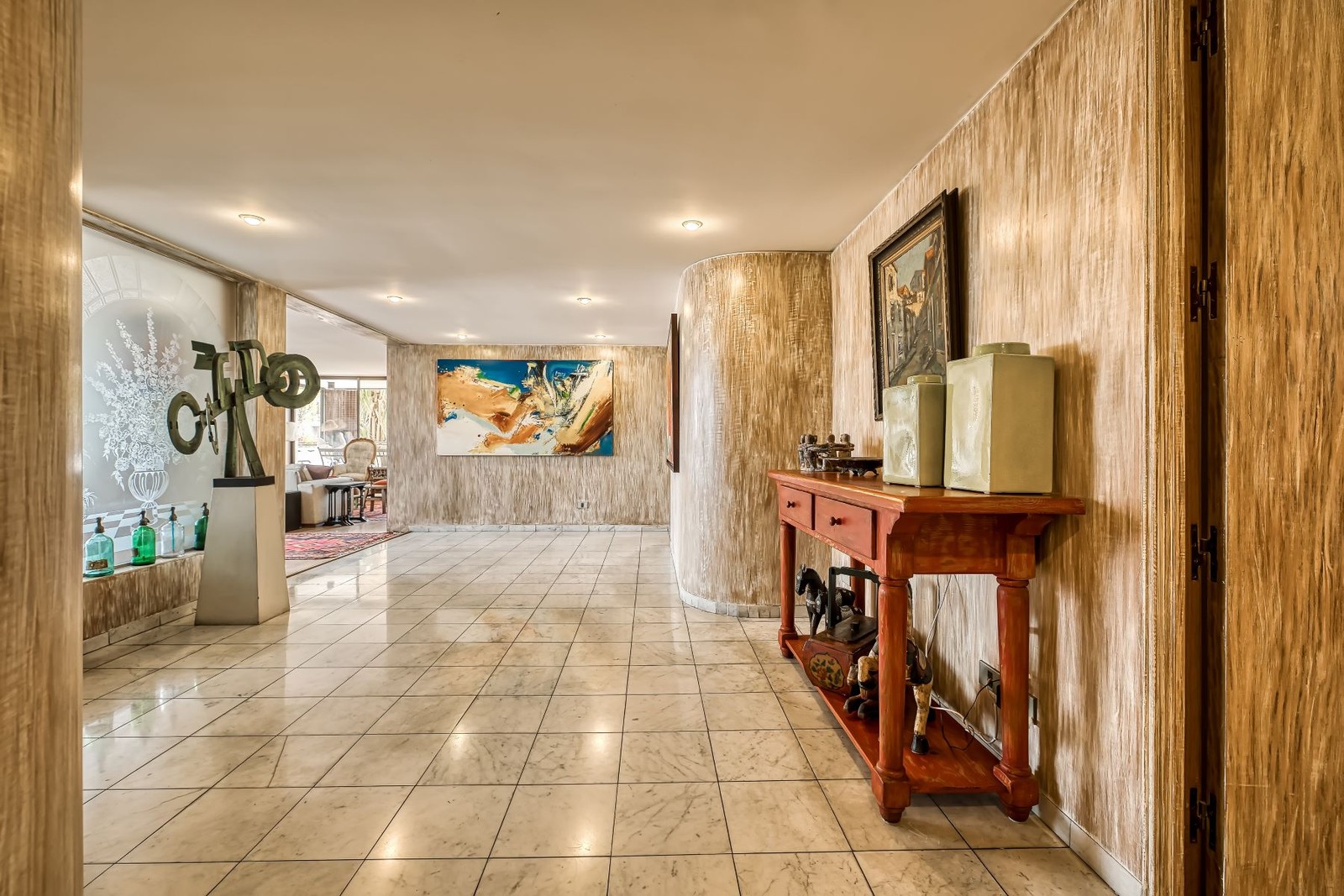 Spacious Apartment with Excellent Layout and in Great Condition
