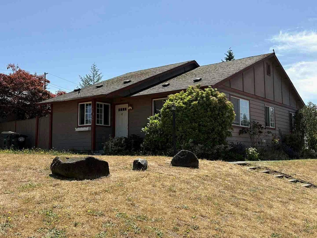 702 Salzburg Ln SE
