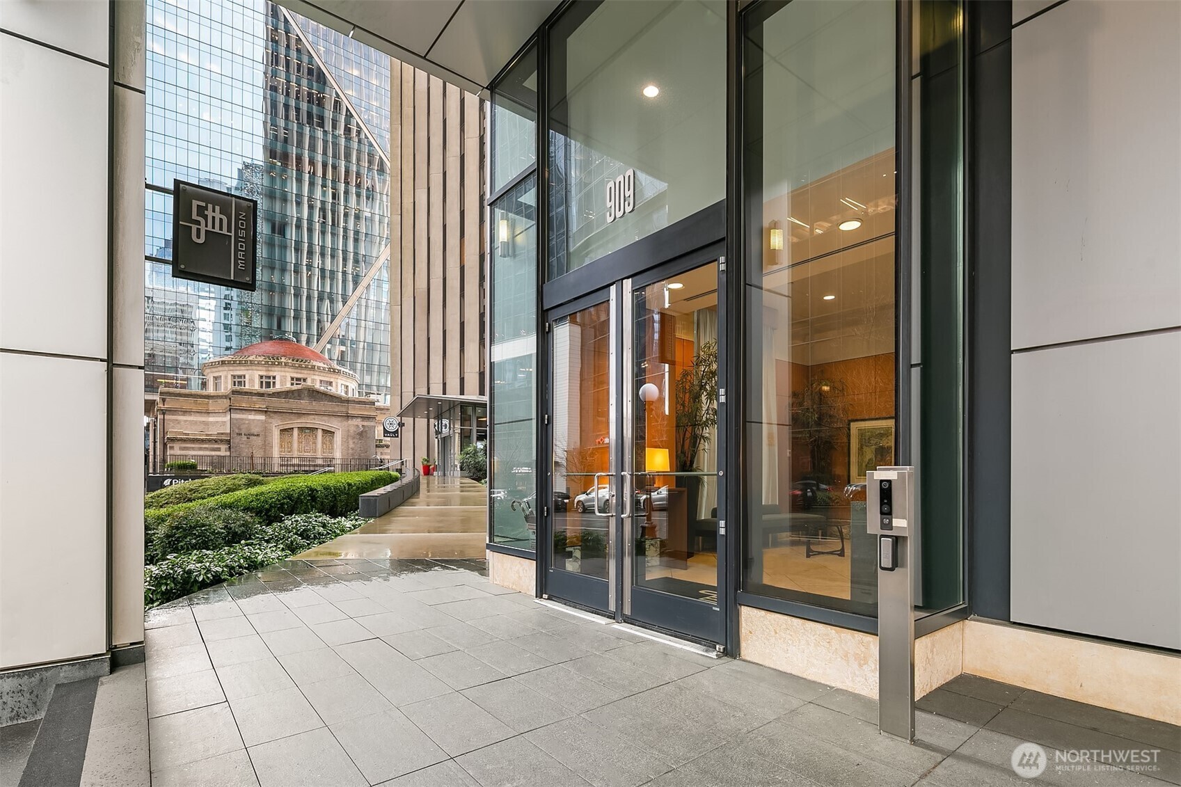 909 5th Avenue 402
