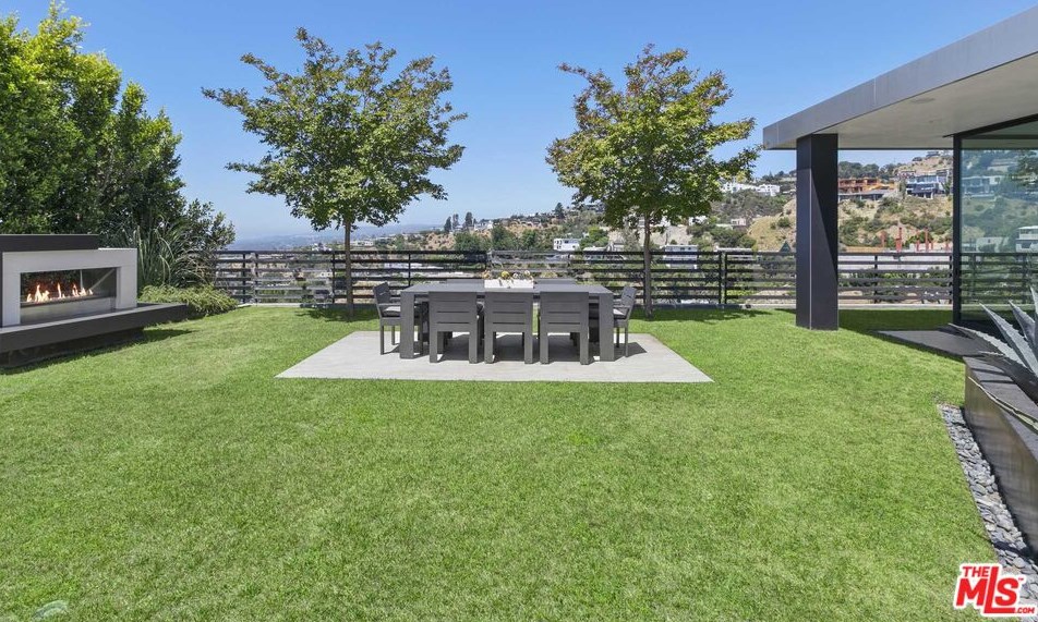 1622 Viewmont Dr Los Angeles, CA 90069