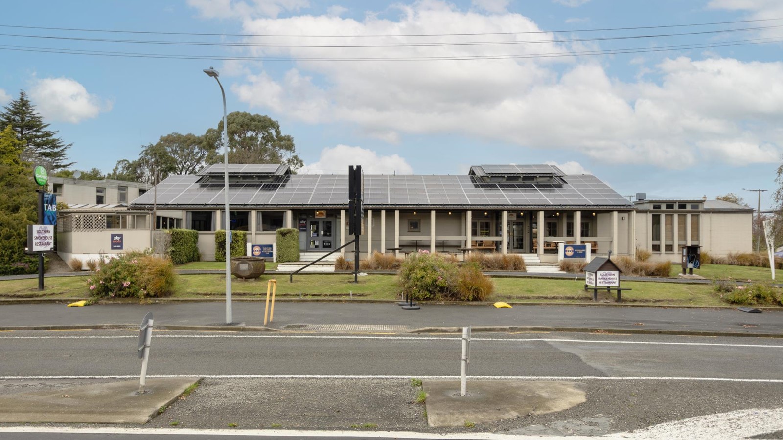 THE GOLDEN FLEECE HOTEL & MOTEL