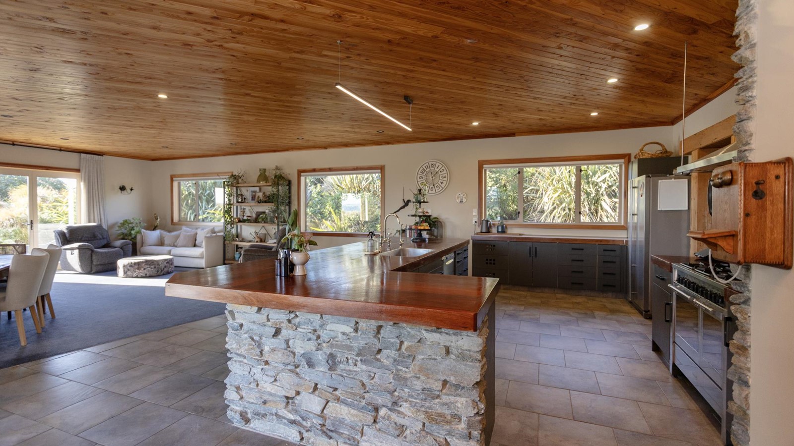 LIFESTYLE RETREAT ON RESERVOIR