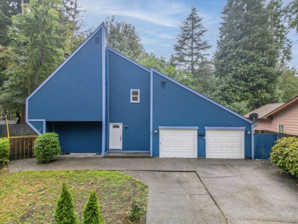 2 Beds / 3 Baths
