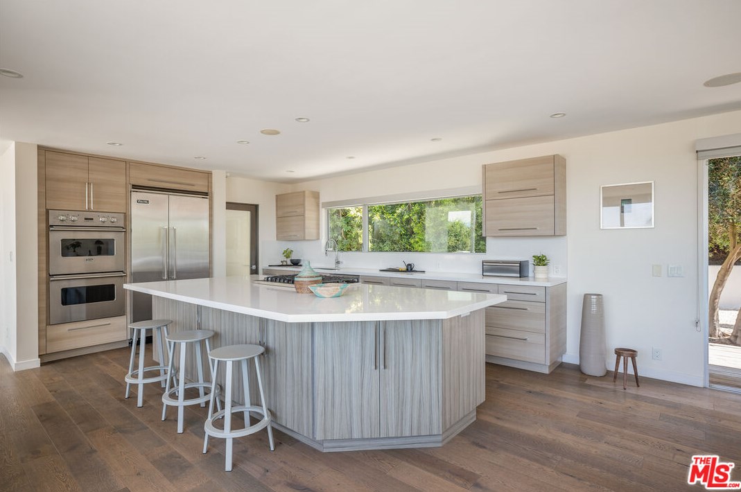 3396 Tareco Dr Los Angeles, CA 90068