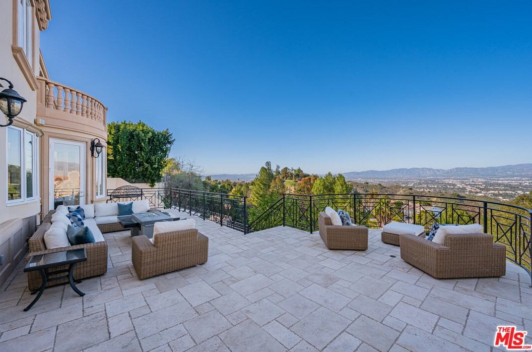 12063 Crest Ct Beverly Hills, CA 90210