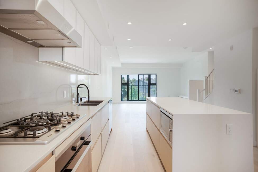586 W 28th Avenue